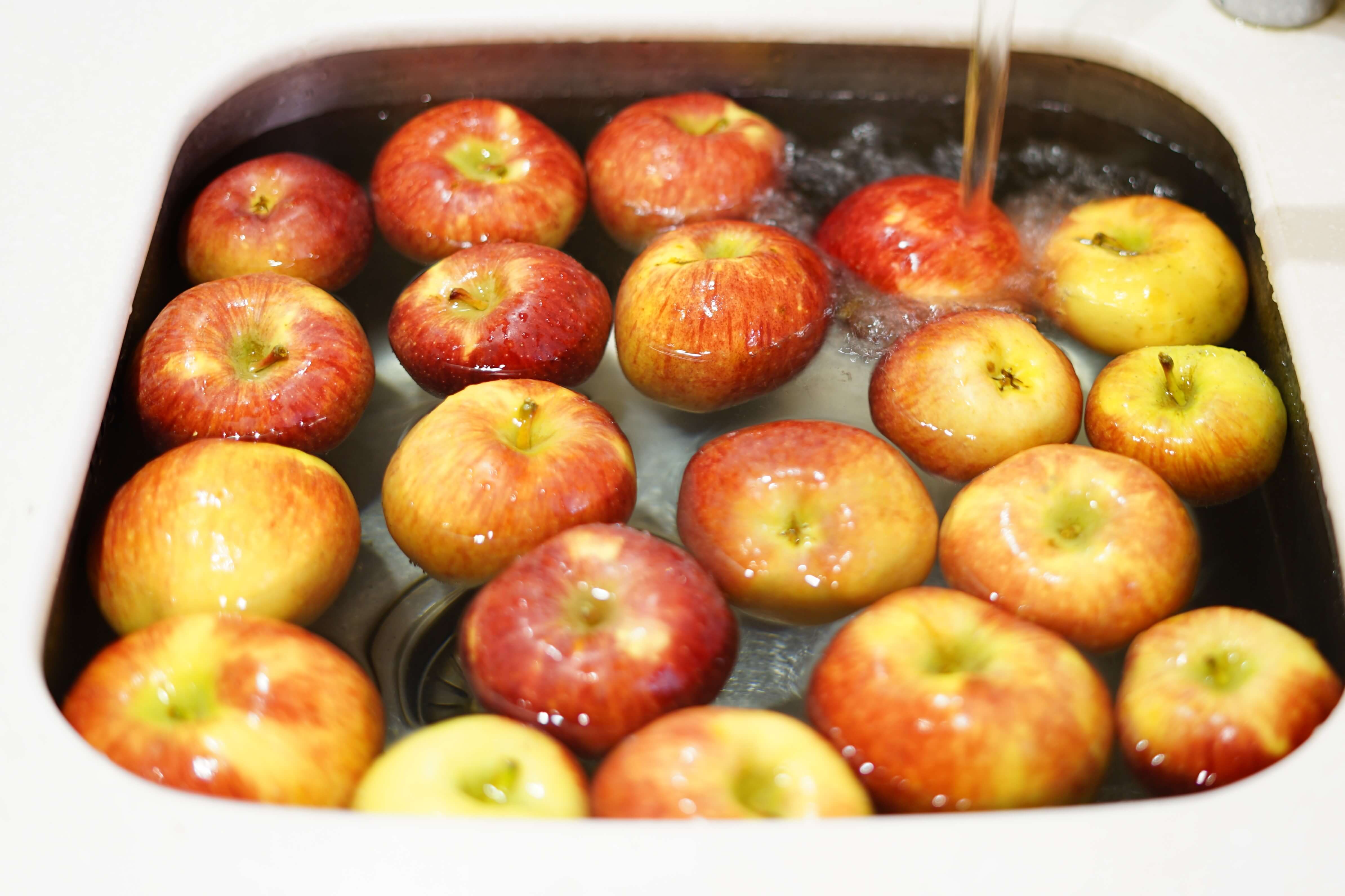 Apple Themed Game: Bobbing for Apples. Great way to bring in the fall season and a great activity for classroom or kids parties. 