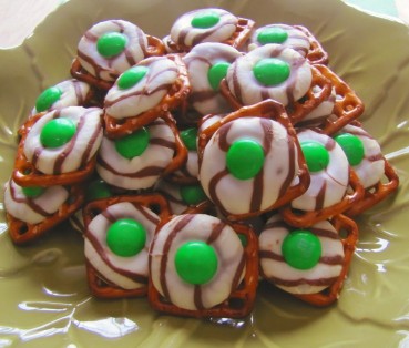 A picture of St Patrick's Day hugs on pretzels. 