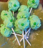 A picture of easy St Patrick's Day cookie pops. 