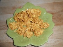 A picture of leaf pile treats on a green plate. 