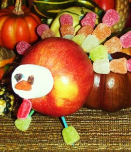 Apple Snack Idea: This great snack idea is great for autumn and Thanksgiving. It's also a great apple craft idea. 