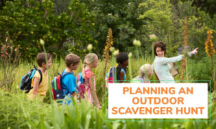 How to plan an outdoor scavenger hunt with kids. 